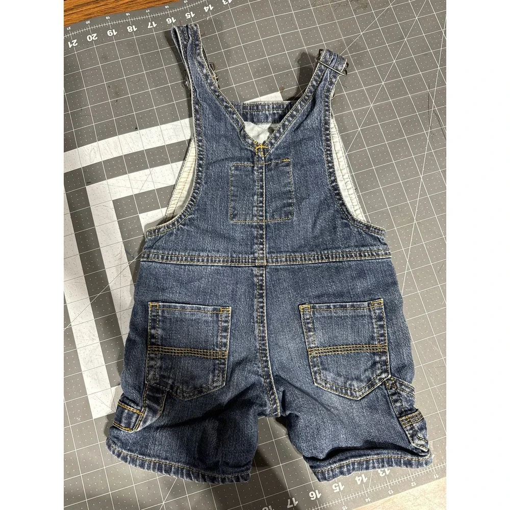 Genuine kids by‎ Oshkosh size 18 months  bib shorttails